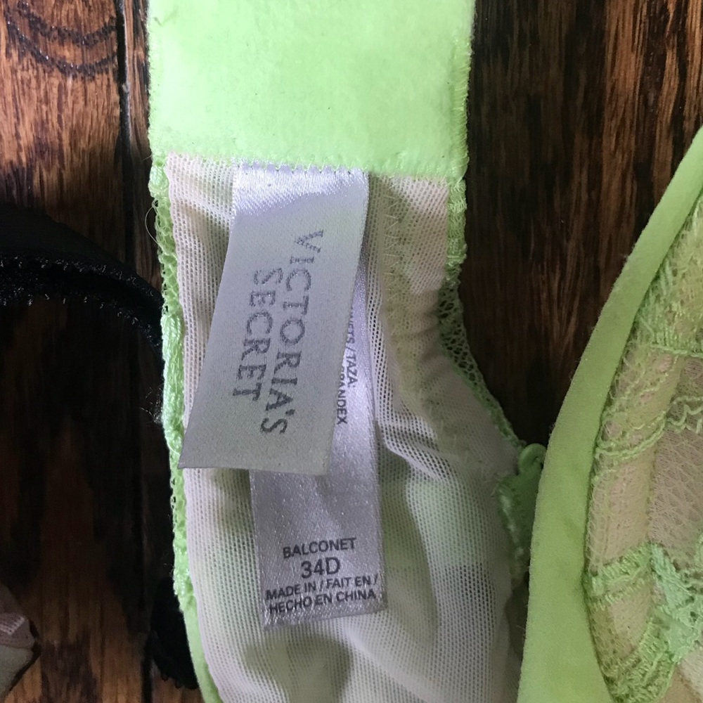 Two Victoria’s Secret Bras - Picture 5 of 8